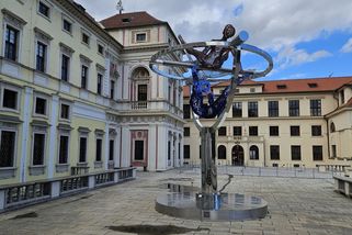 Kýče i skvosty Davida Černého: bizár v galerii, růžový traktor, pocta legendě a auta na hřebíku - Médium.cz